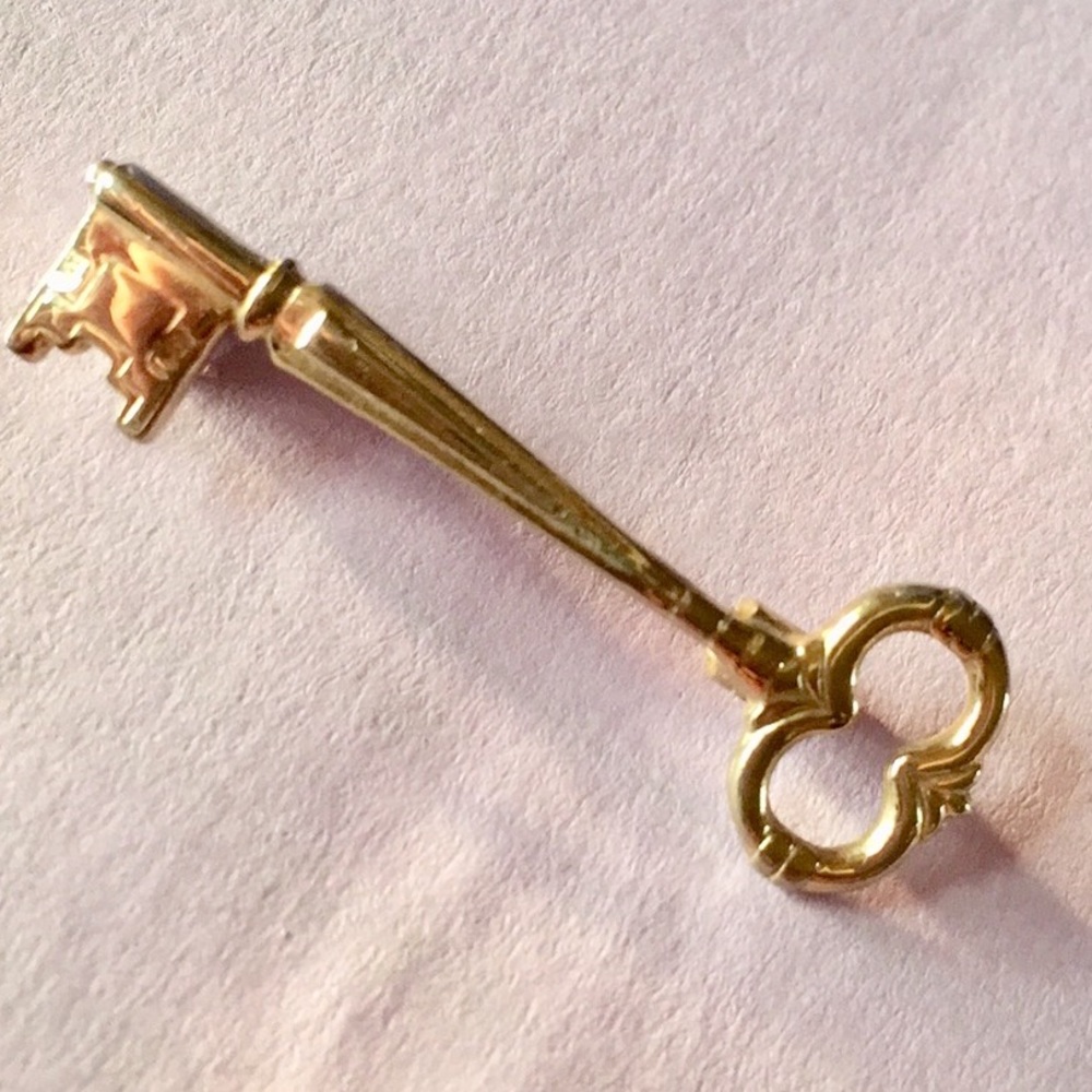 Vintage gold tone key brooch/ pin